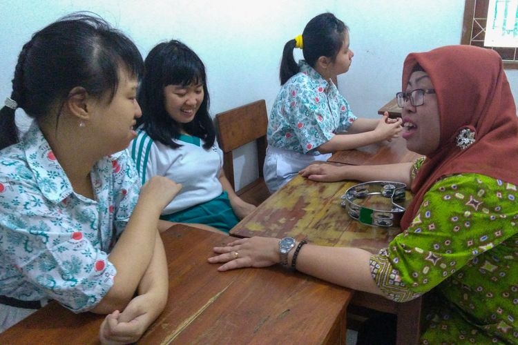 Kondisi kelas saat guru mengajar Anak Berkebutuhan Khusus (ABK) pada Kamis (21/6/2018) di Sekolah Dasar Luar Biasa C Dian Kusuma, Kebon Jeruk, Jakarta Barat. (DOK. KOMPAS.com/ELISABETH DIANDRA SANDI)
