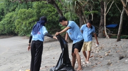 Gambar 2. Aksi Bersih-Bersih Pantai Licin Oleh Mahasiswa UM Zona 3 (Dokpri)
