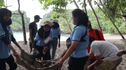 Gambar 3. Aksi Bersih-Bersih Pantai Licin Oleh Mahasiswa UM Zona 3 (Dokpri)