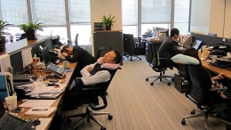 Ilustrasi Inemuri, tidur siang di tempat kerja, Sumber: today.line.me