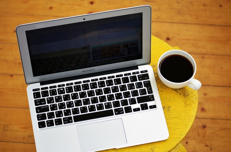 ilustrasi gambar untuk puisi kopi dan laptop dari pixabay.com