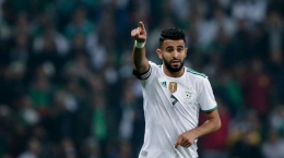 Kapten tim Aljazair, Riyadh Mahrez terancam pulang cepat dari Piala Afrika 2021 karena negaranya terancam gagal lolos/Getty Images