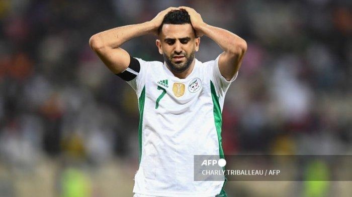 Reaksi penyerang Aljazair Riyad Mahrez setelah gagal melakukan tendangan bebas pada pertandingan sepak bola Grup E Piala Afrika (CAN) 2021 antara Aljazair dan Guinea Khatulistiwa di Stade de Japoma di Douala pada 16 Januari 2022.| Sumber: Charly Triballeau/AFP via Twibunnews.com