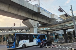 MRT melintas di atas, bus Transjakarta melintas di bawah (foto by widikurniawan)
