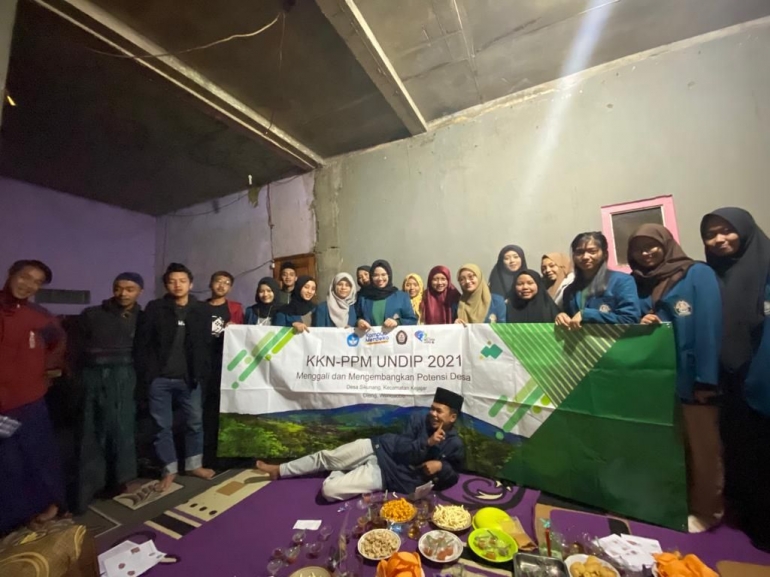 Mahasiswa KKN Tematik Undip sedang melakukan sosialisasi pembuatan lilin aromaterapi kepada anggota PIK-Remaja Dusun Sikunang, dokpri