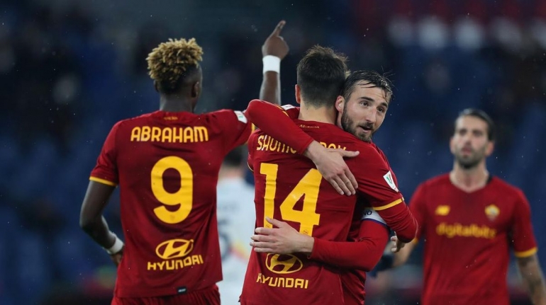 Pemain AS Roma merayakan gol ke gawang Lecce. (via Getty Images)