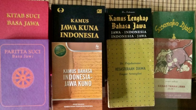 Sebagian dari koleksi bahasa Jawa. Dokumen pribadi.