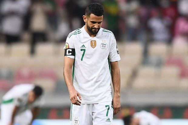  Riyad Mahrez lesu gagal penalti. Foto: Charly Triballeau/AFP/Getty Images 