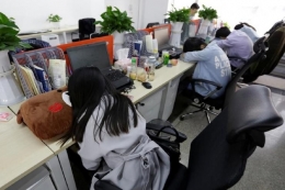 Ilustrasi pegawai menerapkan inemuri, seni tidur siang di kantor (Sumber: Reuters/Jason lee)