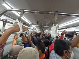Suasana kepadatan dalam KRL Commuterline (foto by widikurniawan)