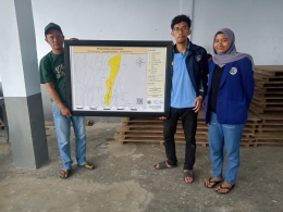 Foto dengan Kepala Dusun Argosuko Saat Pemasangan Peta/dokpri