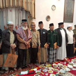 Rombongan Aceh di Muktamar NU ke-34 di Lampung dijamu makan malam di rumah Hj. Syamsidar Direktur Sam Bordir (dokpri)
