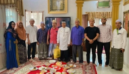 Pasca dijamu makan siang di rumah Hj Syamsidar putri kelahiran Pidie yang sukses di Lampung dan pemilik Sam Bordir. (dokpri)