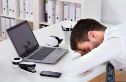Tidur siang di tempat kerja | foto: Spiegel.de/ImagoImages