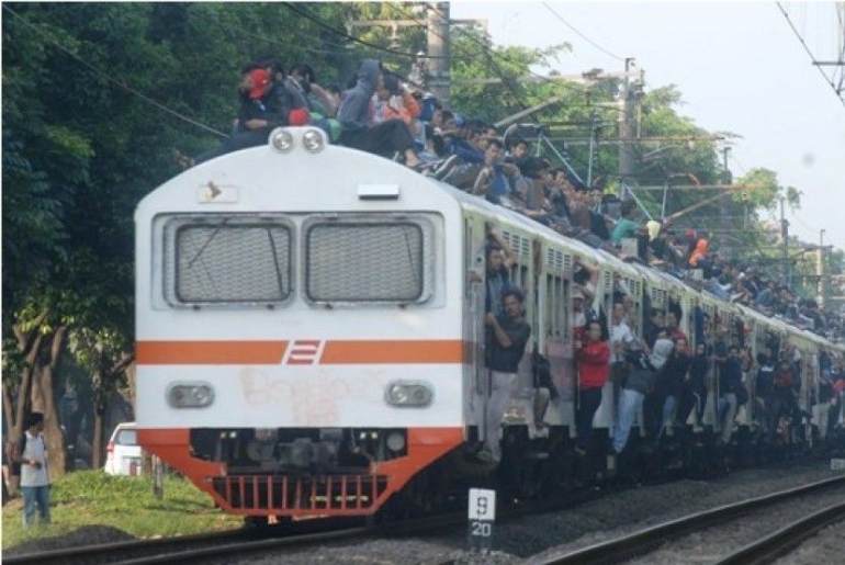 Para penumpang naik di atap kereta api Jabodetabek (Foto: Agung Fatma/republika.co.id)