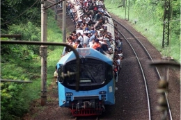 Kereta Rel Listrik (KRL) dari Bogor menuju Jakarta di perlintasan Universitas Indonesia, Depok (KOMPAS/ SATRIO NUSANTORO)