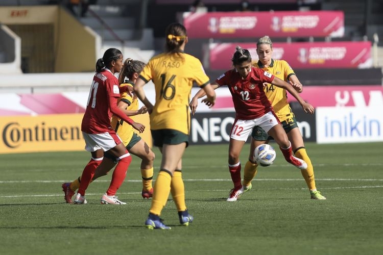Aksi penyerang timnas wanita Indonesia, Zahra Muzdalifah, saat melawan Australia pada laga Piala Asia Wanita 2022, Jumat (21/1/2022) malam WIB. (Dok. PSSI via kompas.com)