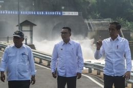 Menteri PUPR Basuki Hadi Mulyono, Gubernur Jawa Barat, Ridwan Kamil, dan Presiden Jokowi (kompas.com)