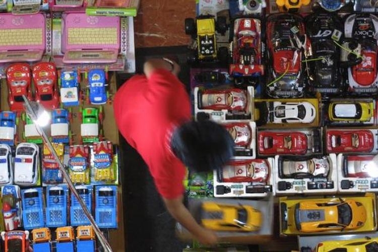 Mainan anak yang sebagian besar adalah barang impor Cina dijual di Blok M Square, Jakarta Selatan (16/10/2012).| Sumber: Kompas.com/Heru Sri Kumoro