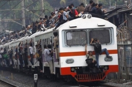 Ilustrasi KRL ketika penumpang belum bisa ditertibkan|Foto: ANTARA, dimuat kumparan.com