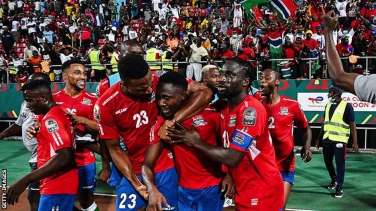 Pemain Gambia merayakan keberhasilan lolos ke babak 16 besar AFCON 2021/foto: BBC.com/getty images