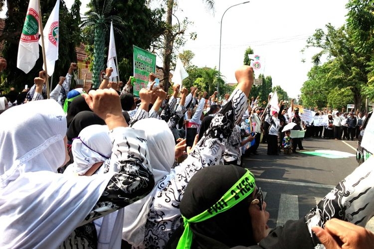 Ratusan tenaga honorer di Kabupaten Jombang, Jawa Timur, menggelar aksi demonstrasi di DPRD Jombang, Rabu (3/10/2018) pagi. (KOMPAS.com/Moh. Syafi'i)