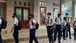 Masuk melalui masjid sekolah (dokumentasi Wali Kelas 9A)