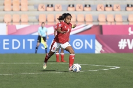 Kapten timnas wanita Indonesia, Ade Mustikiana Oktafiani, beraksi pada laga pembuka Piala Asia Wanita 2022, Jumat (21/1/2022). Sumber: PSSI via Kompas.com