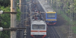 Penumpang memadati atap gerbong KRL Jadul jurusan Bogor-Jakarta (KOMPAS/WAWAN H PRABOWO)