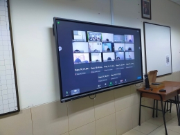 Viewboard untuk anak yang PJJ dari rumah sementar guru bersama beberapa anak PTM di kelas (Dokumentasi pribadi)