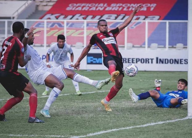 Foto: Pertemuan Persipura vs Arema diputaran pertama/Sumber: Sport SINDO News