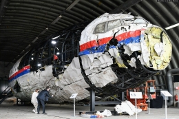 Rongsokan pesawat Malaysia Airlines MH-17 yang direkonstruksi untuk tujuan investigasi. Sumber: Piroschka van de Wouw / Reuters / www.rferl.org