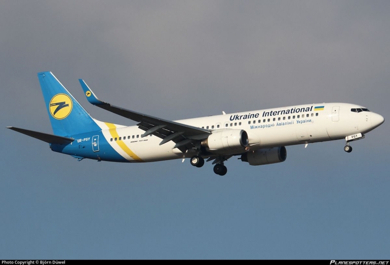 Boeing 737 milik maskapai Ukraine International. Sumber: Bjorn Ouwel/www.planespotters.net
