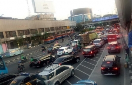 lintasan kendaraan dari atas jembatan penyeberangan di kawasan Senen Jakarta | Dokumentasi pribadi