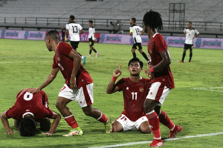 Selebrasi bek timnas Indonesia, Pratama Arhan, seusai mencetak gol ke gawang Timor Leste, ( Gambar: SUCI RAHAYU/KOMPAS.COM)