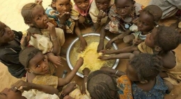 Anak-Anak Di Afrika yang Makan Bersama | Sumber Asiatoday.id