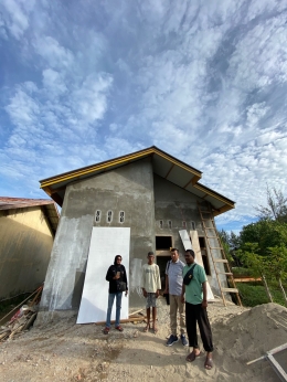 Berfoto bersama di rumah pak asran Ali salah satu penerima rumah di desa Padang Baru, Susoh | dokpri