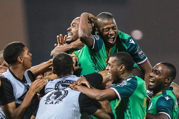 Negara kepulauan mungil Komoro berhasil menjadi tim debutan sekaligus membuat sejarah baru di AFCON 2021. Foto: AFP/DANIEL BELOUMOU OLOMO via Kompas.com