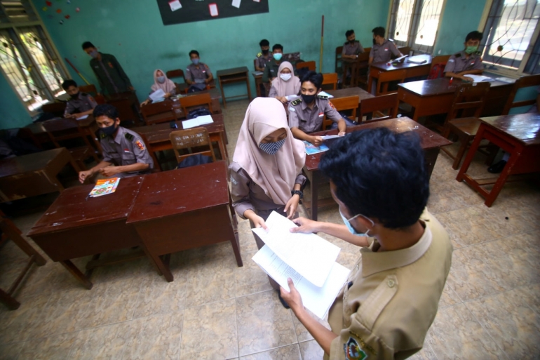 Ilustrasi mengumpulkan tugas sekolah. Foto: Kompas/Angger Putranto