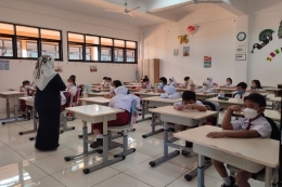 Proses pembelajaran tatap muka (PTM) untuk 100 persen siswa setiap kelas telah digelar di sekolah di Jakarta mulai Senin (3/1/2022). Kebijakan itu pun turut diterapkan oleh Sekolah Dasar Pondok Labu 01, Jalan RS Fatmawati, Cilandak, Jakarta Selatan.(KOMPAS.com/Muhammad Isa Bustomi)