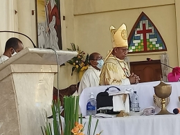 Uskup Atambua, Mgr. Dr. Dominikus Saku, Pr memimpin Perayaan Ekaristi wisuda dan missio canonica di Gereja Sta Theresia Kefamenanu. (Dokpri)