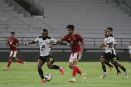 Pemain Indonesia dan Timor Leste berebut bola. Sumber gambar kompas.com