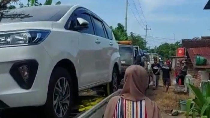 capture video pengantaran mobil baru warga kampung miliader, sumber foto : Tribunews.com