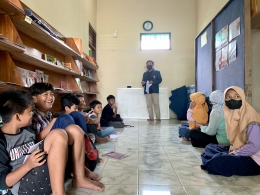 Kunjungan Siswa SD di Perpustakaan Mini Desa Kaling