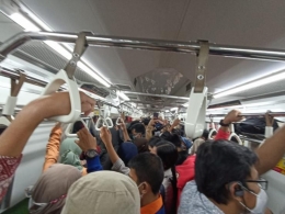 ilustrasi: Suasana kepadatan dalam KRL Commuterline (Foto: widikurniawan)