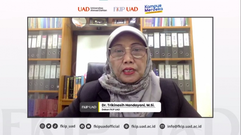Dekan FKIP UAD Dr. Trikinasih Handayani, M.Si. saat memberi sambutan pelepasan Wisudawan FKIP periode Januari 2022 (Foto: Muh Raihan Muzakki)