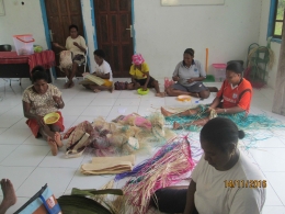 Kekompakan Ibu Ibu Kampung Waigo dalam mengerjakan kearifan lokal (Dok: VFH / 2016)