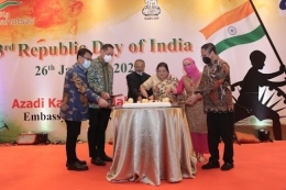 Acara potong kue di resepsi Hari Republik India di Hotel Westin Jakarta. | Sumber: Kedutaan Besar India