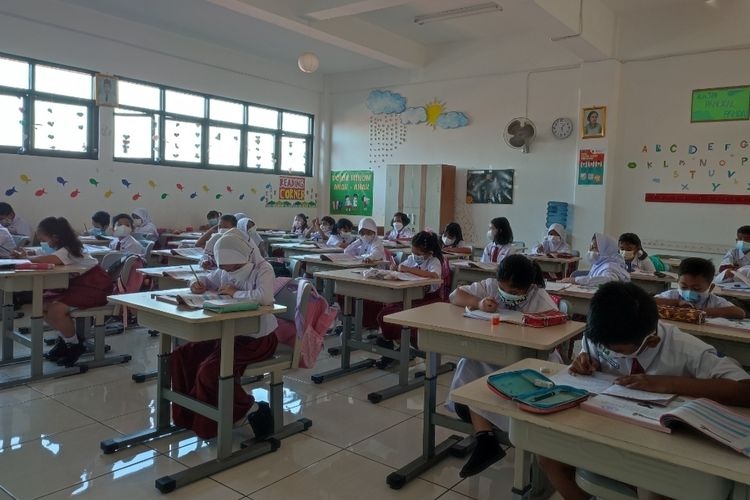 Proses pembelajaran tatap muka (PTM) untuk 100 persen siswa setiap kelas telah digelar di sekolah di Jakarta mulai Senin (3/1/2022)(KOMPAS.com/Muhammad Isa Bustomi)