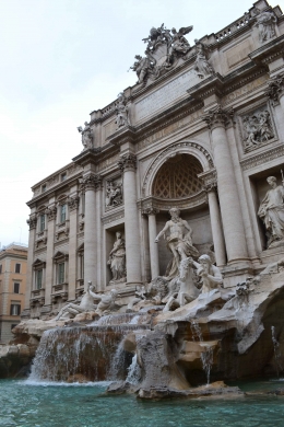 Fountain Trevi yang juga populer di tengah metropolitan Roma_Dok foto pribadi